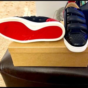 These are practically new 9/10. I’m currently cleaning my closet out…
